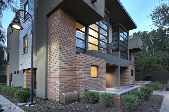 Building Photo - 1300 W 5th St