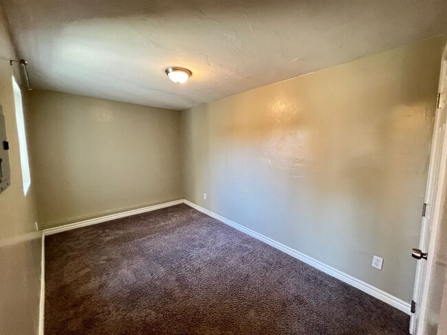 Building Photo - Updated 1 bedroom 1 bath downstairs apartm...