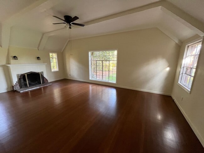 Foto del edificio - Charming 3 Bedroom 1.5 Bath Rural Tudor Revival Home