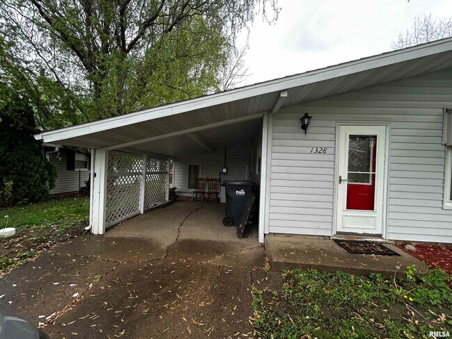 Foto del edificio - 1328 Hilltop Dr