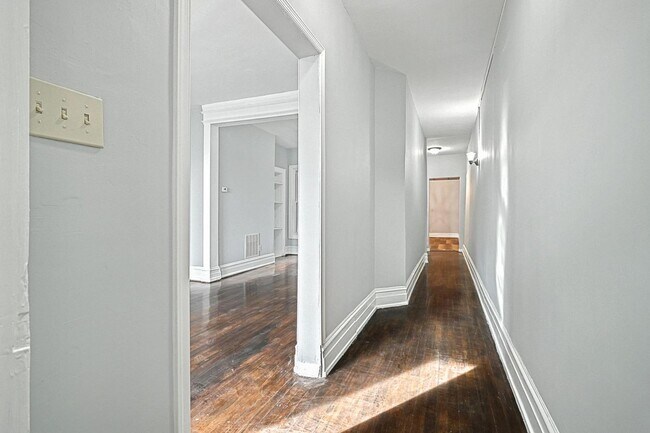 Foto del edificio - Available Now - Spacious 5 Bedroom, 1 Bath...