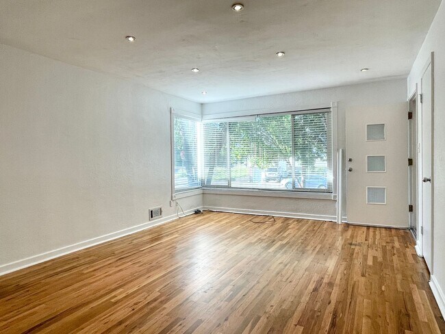Foto del edificio - 2131 E Atkin Ave
