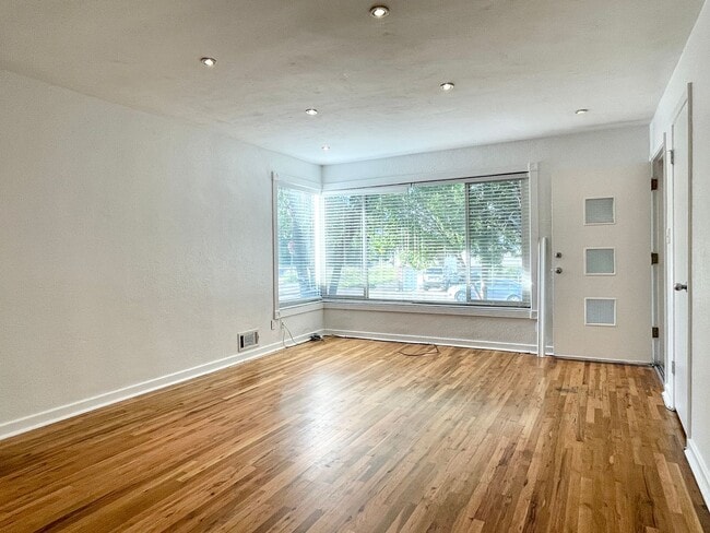 Building Photo - 2131 E Atkin Ave