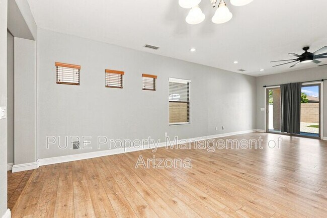 Foto del edificio - 536 E Yellow Wood Ave