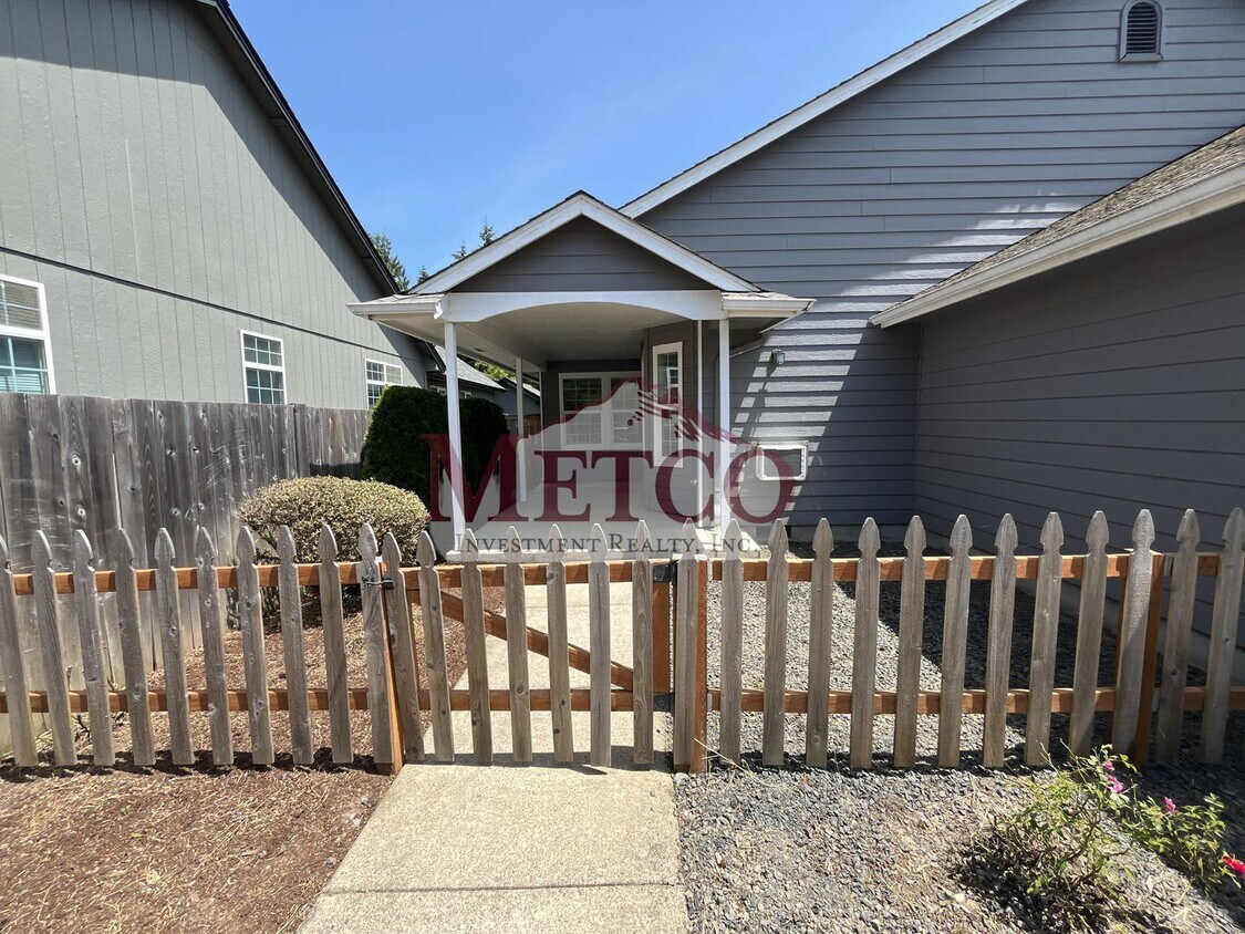 Foto principal - Fabulous 3 bed / 2 full Bath Cal Young are...