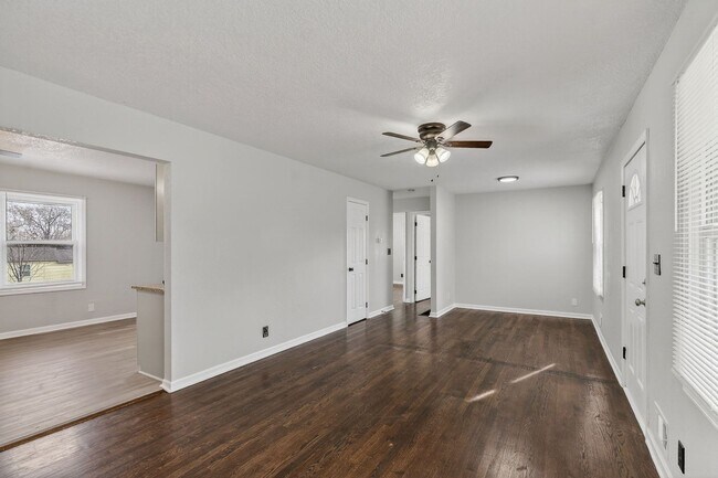 Building Photo - Hard-to-Find 6-Bedroom Home in Grandview!