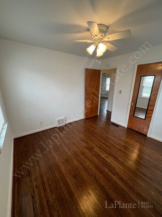 Building Photo - Welcome to this charming 3-bedroom, 1-bath...