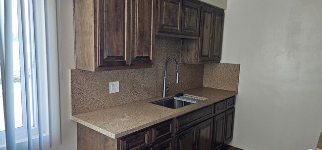 Building Photo - 1336 W Valencia Dr