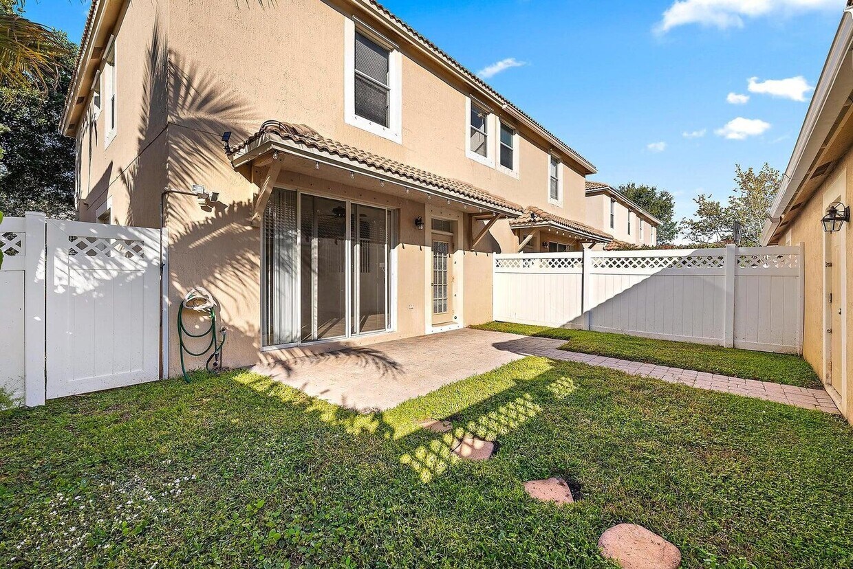 Foto del edificio - 8050 Murano Cir