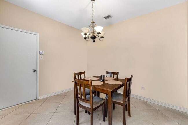 Foto del edificio - 1526 Cliff Creek Dr