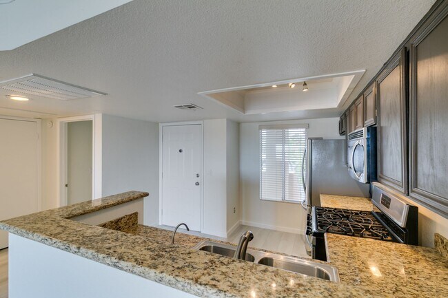 Foto del edificio - GORGEOUS 2 BEDROOMS UNIT*UPGRADED*TONS OF ...