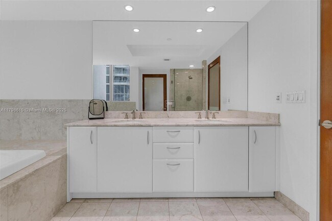 Foto del edificio - 1331 Brickell Bay Dr