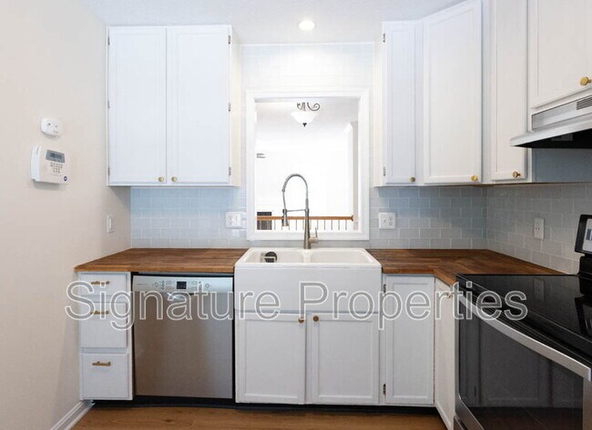 Building Photo - 405 Lakeview Ct