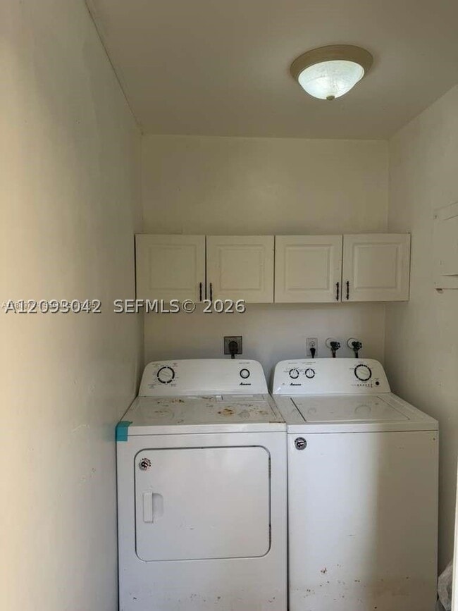 Foto del edificio - 3024 1/2 NW 69th Ct