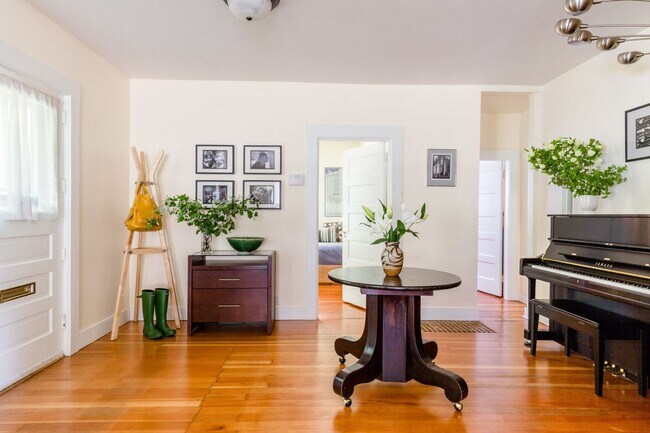 Building Photo - Madrona Home