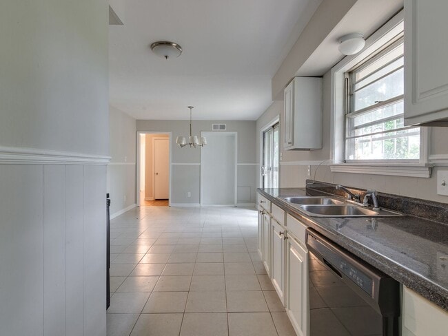 Building Photo - Renovated home in great Whitehaven neighborhood