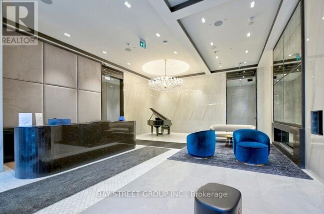 Photo du bâtiment - 8 Wellesley St W