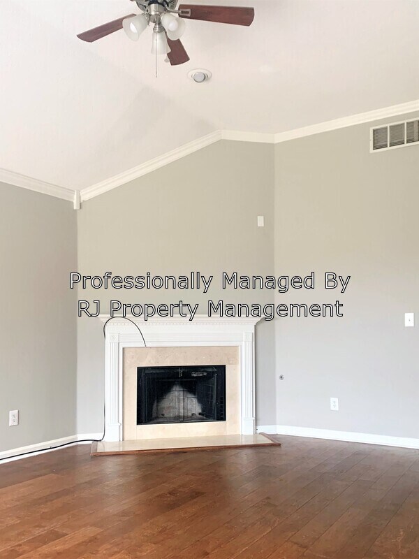 Building Photo - 5585 Millers Glen Ln