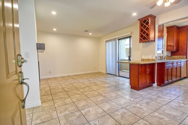 Building Photo - 2 Master Suite Condo in Terra Vista