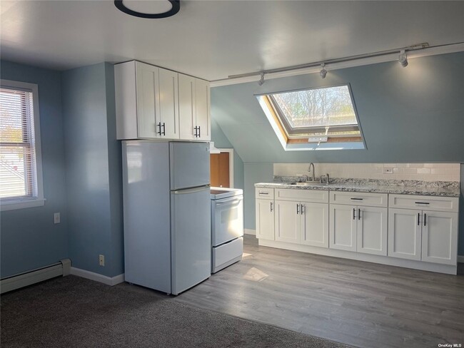 Building Photo - 15 Copiague Pl
