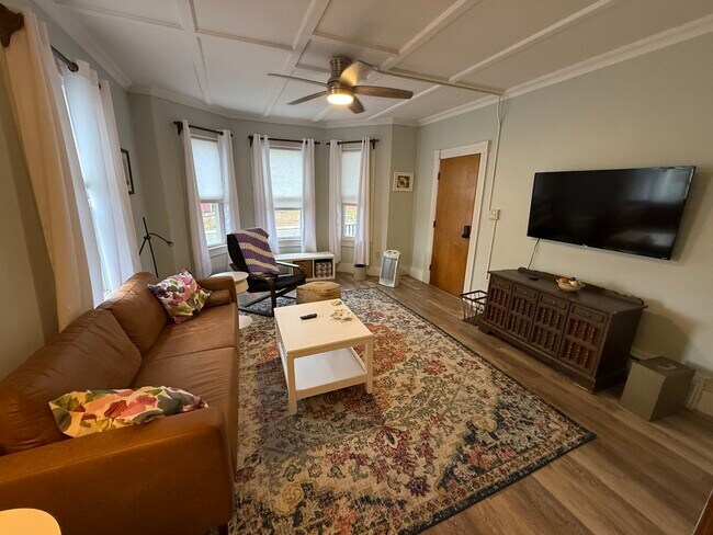 Foto del edificio - 352-354 W Main St