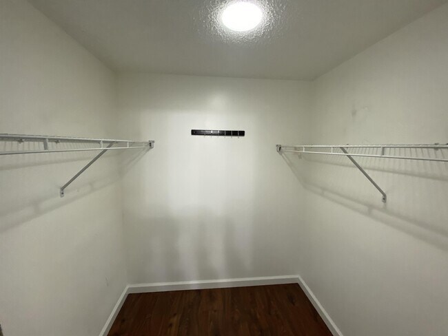 Building Photo - 5237 Vineland Rd
