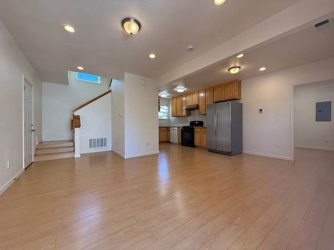 Building Photo - Townhouse living - Nice and clean 3 bedroo...