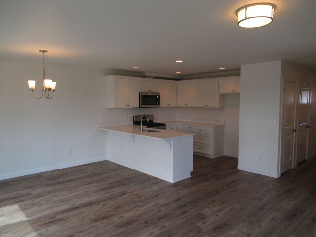 Foto del edificio - Newer Three Bedroom Duplex