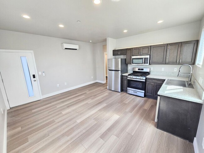 Building Photo - **Charming 1-Bedroom Midtown Apartment for...