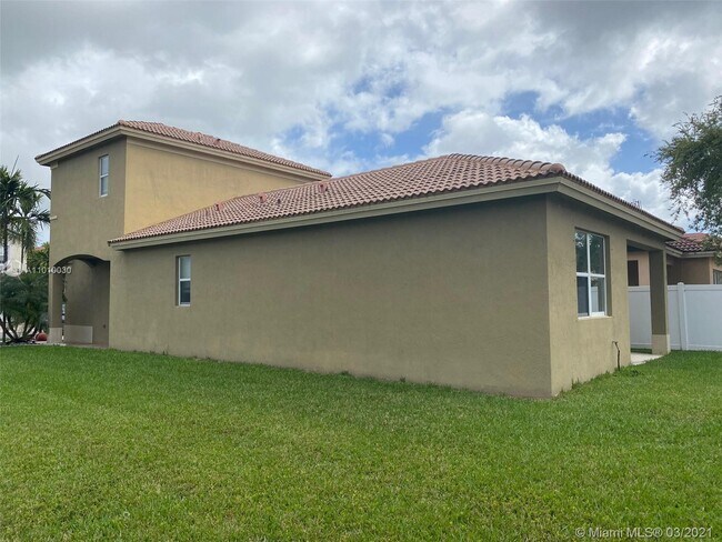 Foto del edificio - 3910 NE 13th Dr
