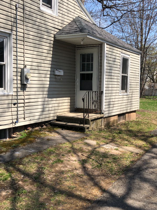 Building Photo - 206 Balsam St