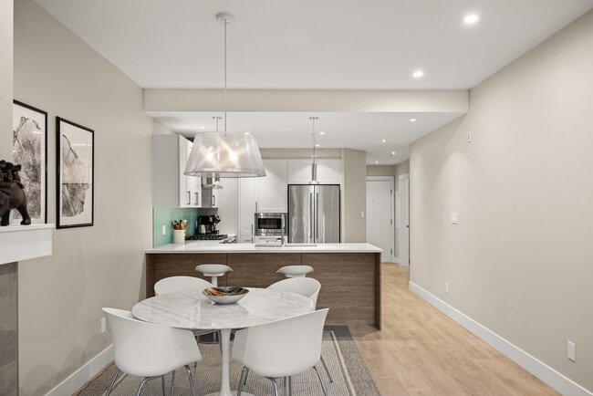 Photo du bâtiment - 1820 Maple Avenue South