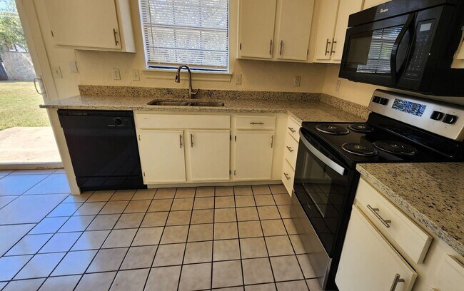 Foto del edificio - 3 Bed 2 Bath Townhome!