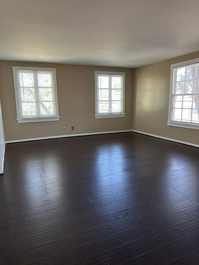 Building Photo - 800 Travis St