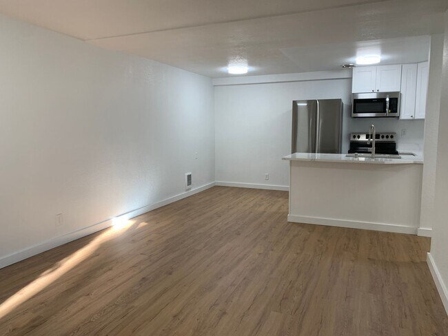 Foto del edificio - NEW, HIGH-END RENOVATED 1 bed / 1 bath at the Lydia in Ballard! In-Unit Laundry!