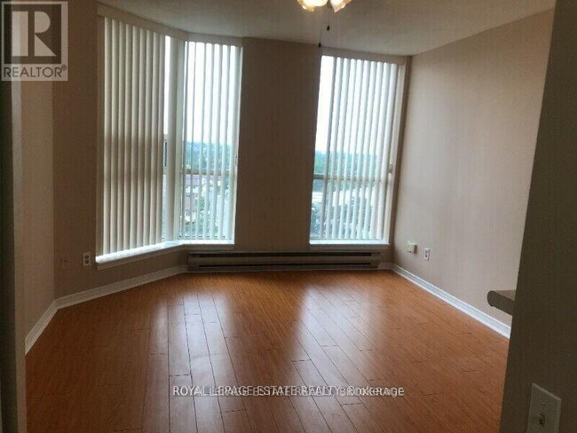 Photo du bâtiment - 2466 Eglinton Ave E