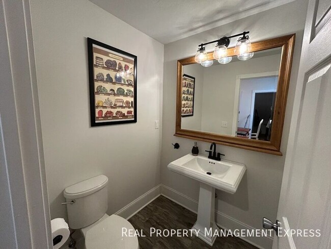 Building Photo - Beautiful 5 Bedroom 3.5 Bath Home