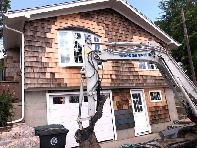 Building Photo - 10 E Shore Dr