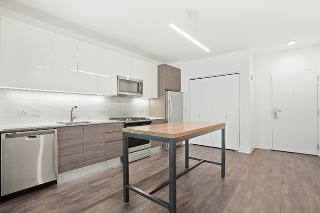 Building Photo - 210 W Hubbard St