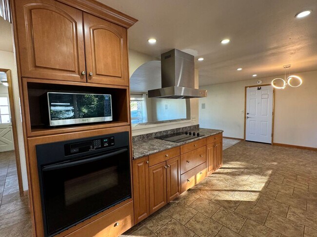 Foto del edificio - CLICK "REQUEST A TOUR" NOW!