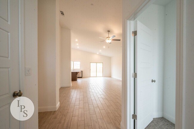 Foto del edificio - 2022 South/East Fresno Home, 4BR/2BA - Lots of Amenities!