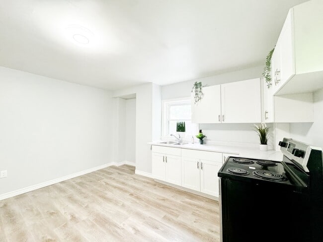 Building Photo - 87a Balsam St