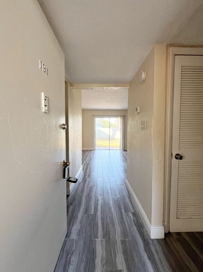 Foto del edificio - Available Now!