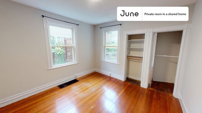 Foto del edificio - Private bedroom in 2 bed/1 bath Home