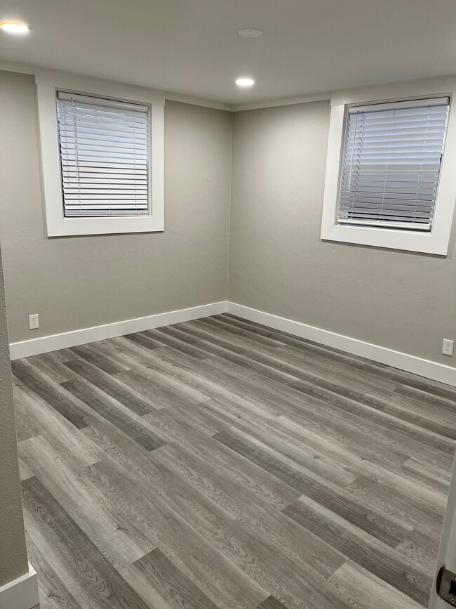 Building Photo - 1402 S Broadway Ave