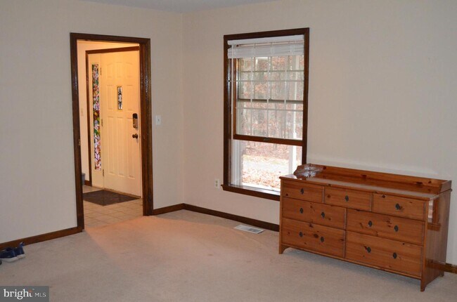 Building Photo - 104 Rock Ledge Dr