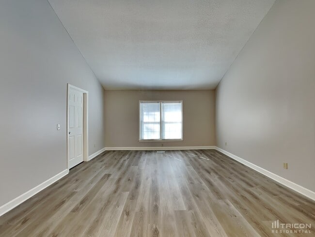 Building Photo - 210 Village Walk