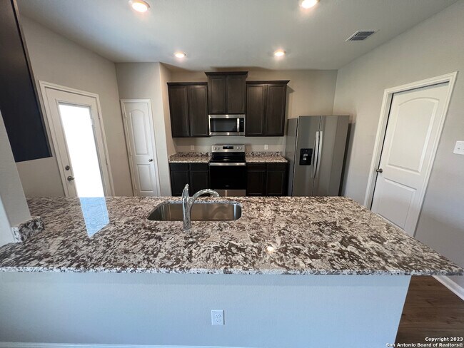 Foto del edificio - 9103 Crestway Rd