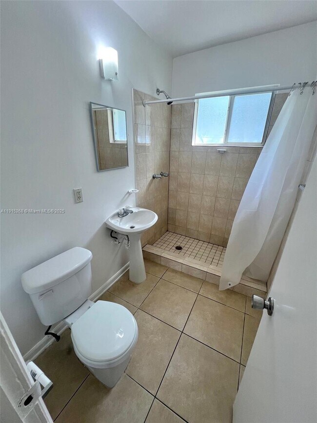 Foto del edificio - 692 NE 85th St