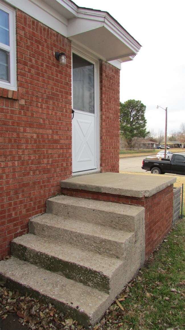 Building Photo - 902 E Rose Dr
